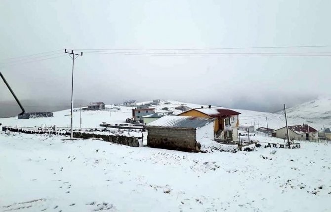 Bayburt’un Yüksek Kesimlerinde Kar Yağışı Etkili Oluyor