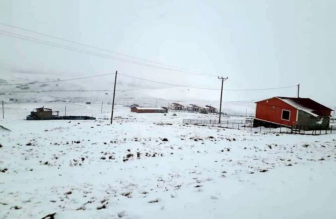 Bayburt’un Yüksek Kesimlerinde Kar Yağışı Etkili Oluyor