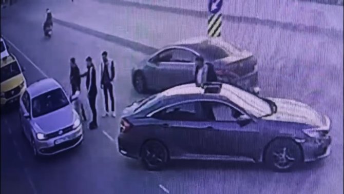 İ̇stanbul’da Yol Verme Kavgası Cinayetle Bitti: “Beni Nasıl Tanımazsınız” Diyerek Yanlışlıkla Yanındaki Adamları Vurdu
