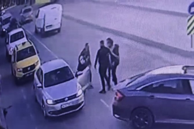 İ̇stanbul’da Yol Verme Kavgası Cinayetle Bitti: “Beni Nasıl Tanımazsınız” Diyerek Yanlışlıkla Yanındaki Adamları Vurdu