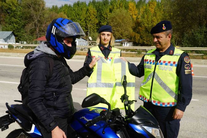 Jandarma Ekiplerinden Motosiklet Sürücülerine Reflektif Yelek Denetimi