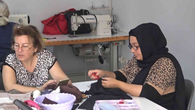 Bursa’da Kadınlar Hem Meslek Öğreniyor, Hem Gelir Elde Ediyor