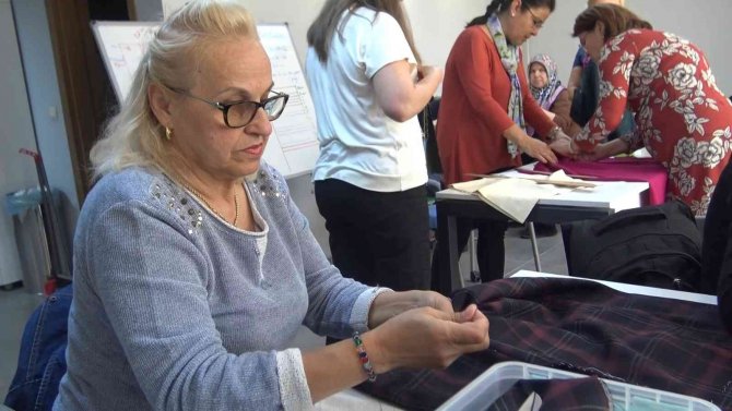Bursa’da Kadınlar Hem Meslek Öğreniyor, Hem Gelir Elde Ediyor