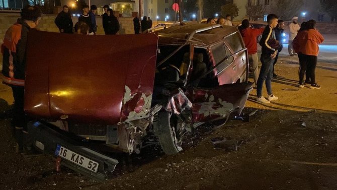 İ̇ki Otomobil Kafa Kafaya Çarpıştı: 2 Yaralı