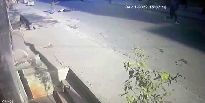 Esenyurt Fatih Mahallesi’nde İki Grup Arasında Çıkan Silahlı Çatışmada Yaralananlar Olduğu Bildirildi. Çatışma Anı Güvenlik Kamerasına Yansırken, Olay Yerine Polis Ve Sağlık Ekipleri Sevk Edildi.