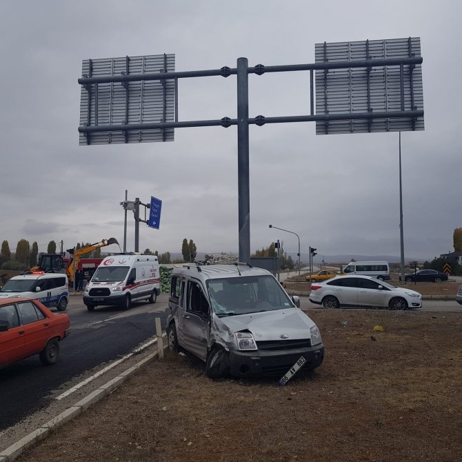 Lahana Yüklü Kamyonet İle Ticari Araç Çarpıştı: 2 Yaralı