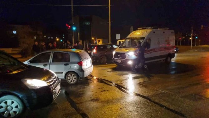 Zincirleme Kazada Yayalar Ölümden Döndü