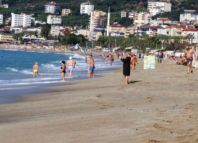 Yurtta Soğuk Hava Etkili Olurken Alanya’da Deniz Keyfi Yaptılar