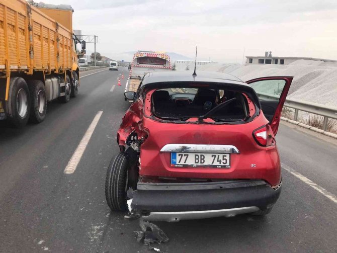 Tur Otobüsü İle Otomobil Çarpıştı: 3 Yaralı