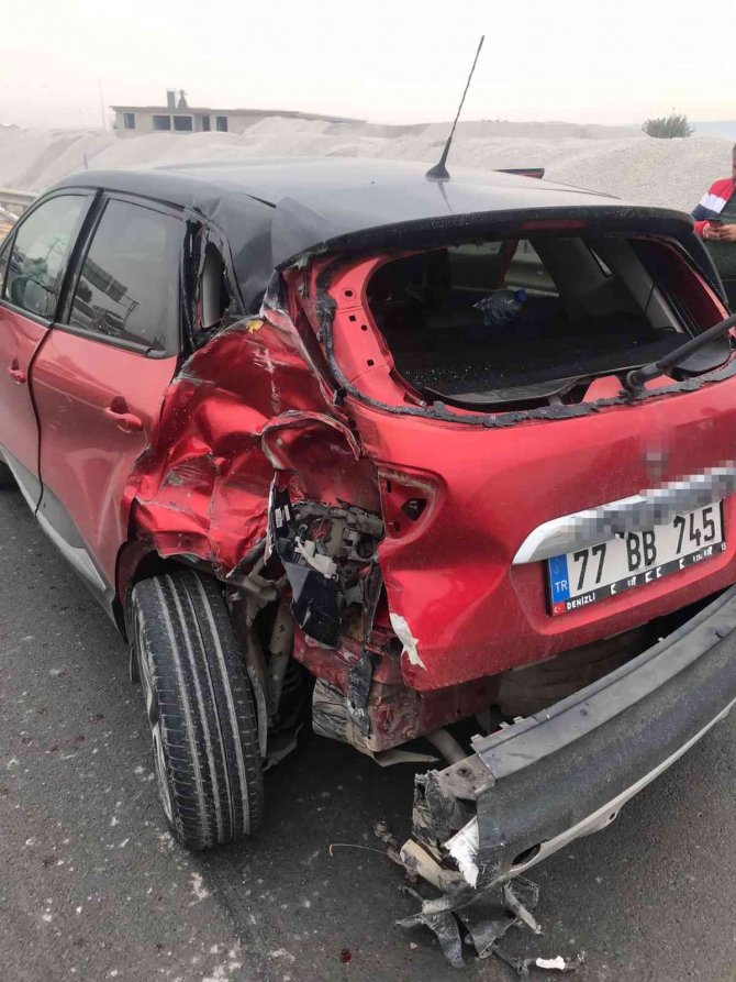 Tur Otobüsü İle Otomobil Çarpıştı: 3 Yaralı