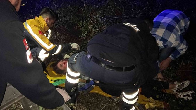 Bariyerlere Çarpan Otomobilin Sürücüsü Yol Kenarına Savruldu, 1’i Ağır, 3 Kişi Yaralandı