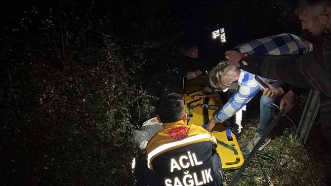Bariyerlere Çarpan Otomobilin Sürücüsü Yol Kenarına Savruldu, 1’i Ağır, 3 Kişi Yaralandı