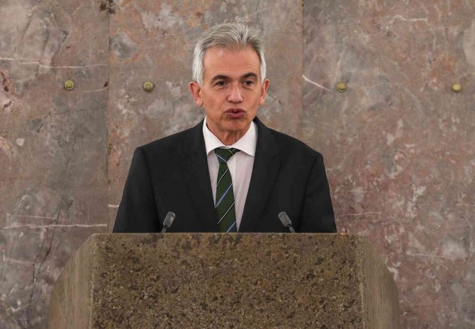 Eşine Torpil Yapmakla Suçlanan Frankfurt Belediye Başkanı Referandumla Görevden Alındı