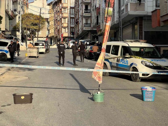 Esenyurt Fatih Mahallesi’nde İki Grup Arasında Çıkan Silahlı Çatışmada Yaralananlar Olduğu Bildirildi. Çatışma Anı Güvenlik Kamerasına Yansırken, Olay Yerine Polis Ve Sağlık Ekipleri Sevk Edildi.