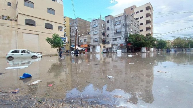 Gazze Şeridi’nde Caddeler Sular Altında Kaldı