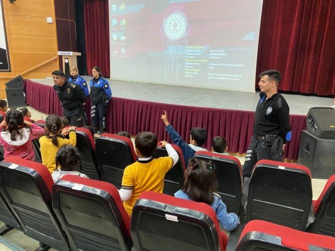 Hakkari Polisi, Öğrencilerle Animasyon Film İzledi
