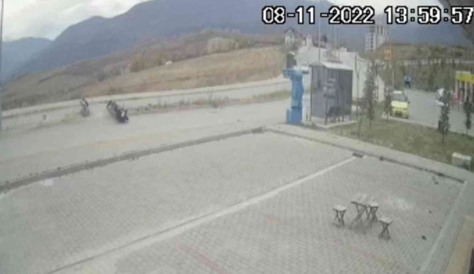 Motosiklet Sürücüsünün Ölümden Döndüğü Anlar Güvenlik Kamerasına Yansıdı