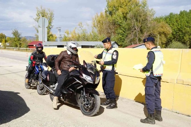 Jandarma Ekiplerinden Motosiklet Sürücülerine Reflektif Yelek Denetimi