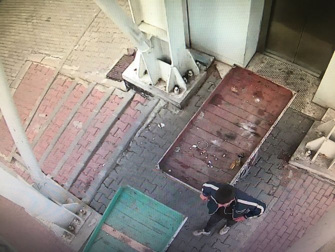 Asansöre Motosikletle De Binen Var Hurda Arabasıyla Da