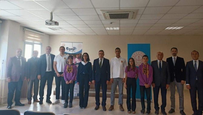 Burhaniye’de Başarılı Öğrenciler Ödüllendirildi