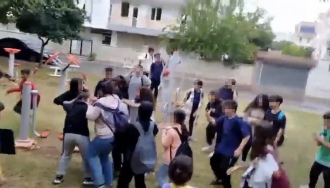 Antalya’da Kız Ortaokul Öğrencileri Saç Başa Birbirine Girdi, Arkadaşları Ayırmakta Güçlük Çekti