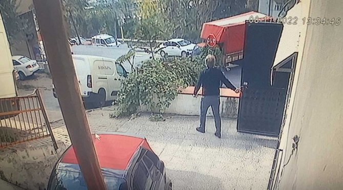 İ̇stanbul’da Kamyonet Dehşeti Kamerada: 5 Araç Pert Oldu