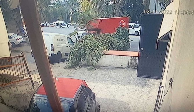 İ̇stanbul’da Kamyonet Dehşeti Kamerada: 5 Araç Pert Oldu