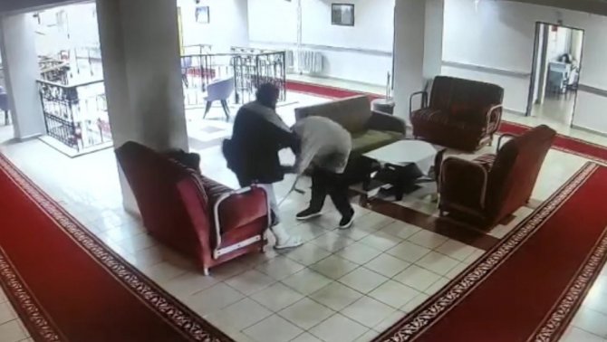 Huzurevinde Koltuk Değnekli Ve Tekmeli Kavga Kamerada