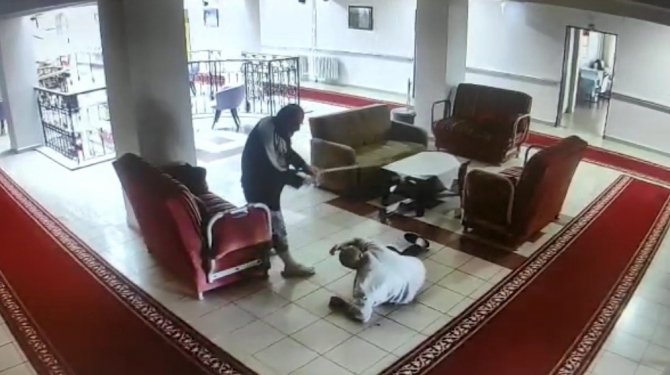 Huzurevinde Koltuk Değnekli Ve Tekmeli Kavga Kamerada