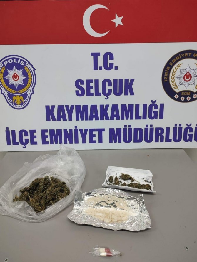 Selçuk’ta Çeşitli Suçlardan Arananlara Ve Zehir Tacirlerine Baskın: 24 Gözaltı