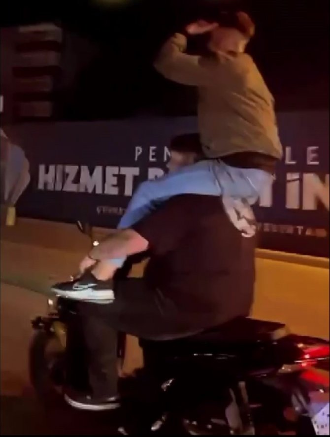 Pendik’te Motosiklet Sürücüsü Koltukta, Yolcu İse Sürücünün Omuzlarında Yolculuk Etti