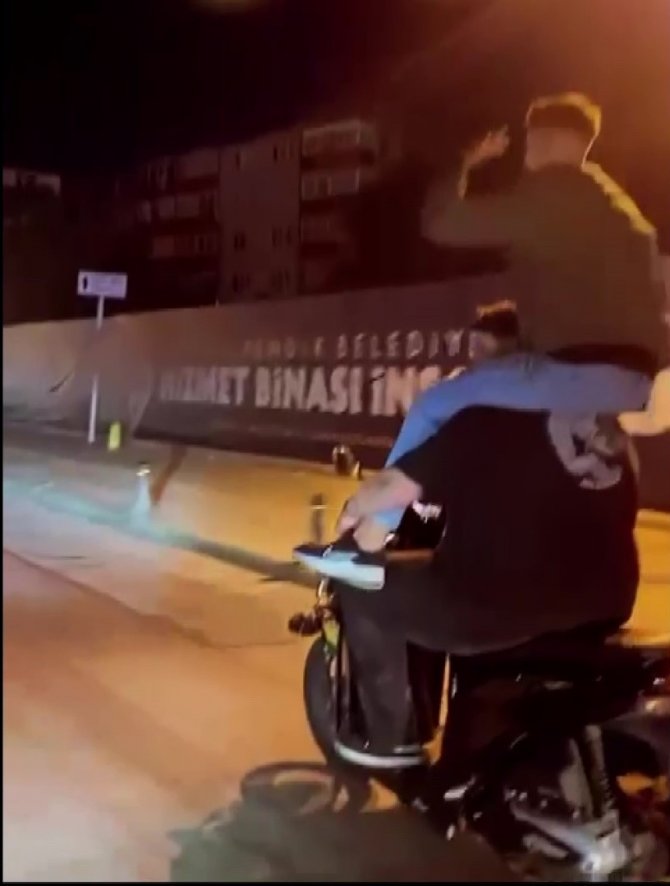 Pendik’te Motosiklet Sürücüsü Koltukta, Yolcu İse Sürücünün Omuzlarında Yolculuk Etti