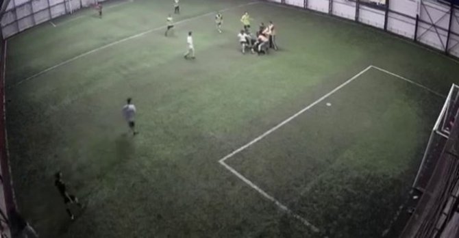 Halı Saha Boks Ringine Döndü, Kalabalık Zor Ayırdı