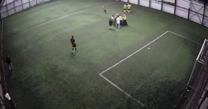 Halı Saha Boks Ringine Döndü, Kalabalık Zor Ayırdı