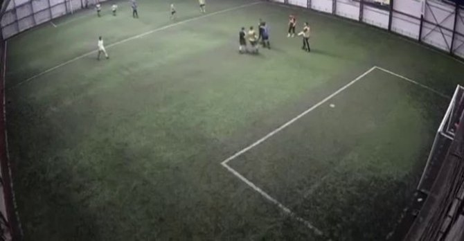 Halı Saha Boks Ringine Döndü, Kalabalık Zor Ayırdı