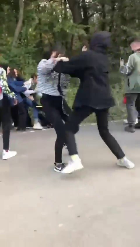 Kız Öğrenciler Saç Saça Kavga Etti, O Anları Gülerek Kayda Aldılar