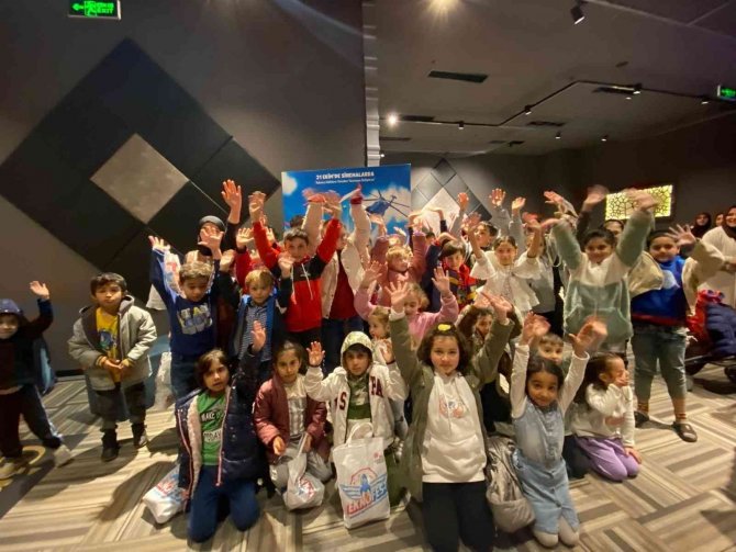 Hayatlarında İlk Kez Sinemaya Gittiler