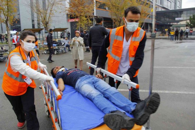 Tatbikat Gerçeğini Aratmadı, Yaralılara Yapılan Makyaj Dikkat Çekti