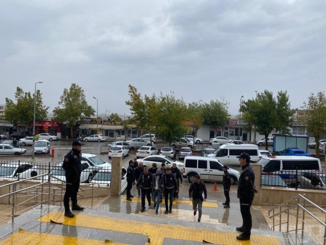 Siverek’te Parktaki Bankları Yakanlar Adliyeye Sevk Edildi