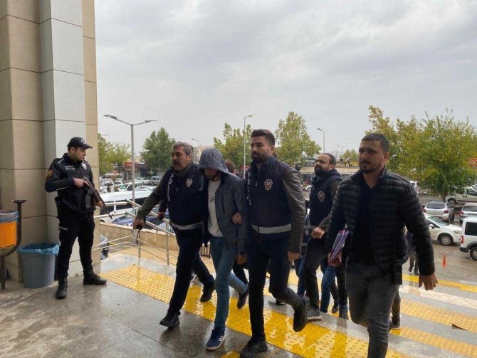 Siverek’te Parktaki Bankları Yakanlar Adliyeye Sevk Edildi