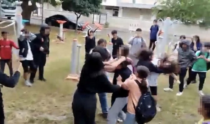 Antalya’da Kız Ortaokul Öğrencileri Saç Başa Birbirine Girdi, Arkadaşları Ayırmakta Güçlük Çekti