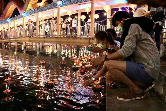 Tayland’daki Loy Krathong Festivali Renkli Görüntülere Sahne Oldu