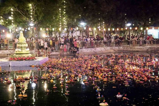 Tayland’daki Loy Krathong Festivali Renkli Görüntülere Sahne Oldu