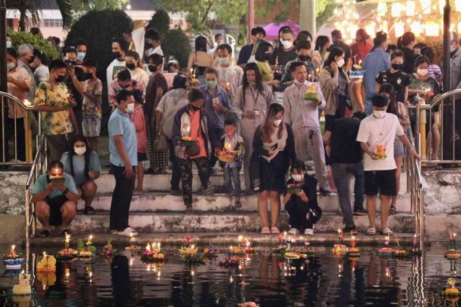 Tayland’daki Loy Krathong Festivali Renkli Görüntülere Sahne Oldu