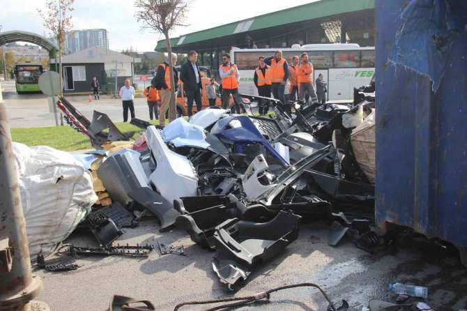 Tem’de Hurda Yüklü Kamyon Devrildi