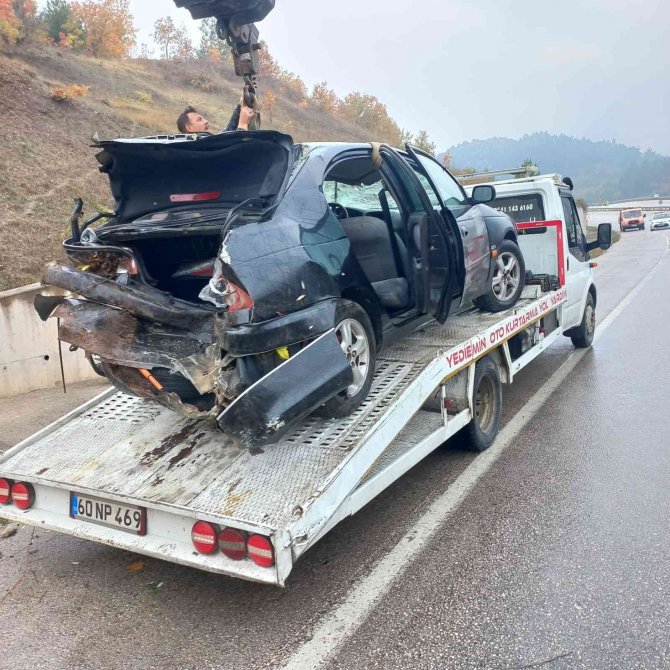 Otomobil Dereye Devrildi: 3 Yaralı