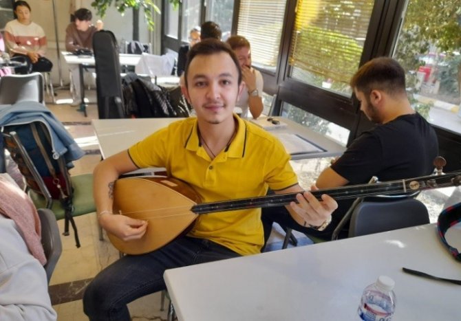 Kütahyalı Genç Veli Çelik, Trt Sanatçısı Oldu