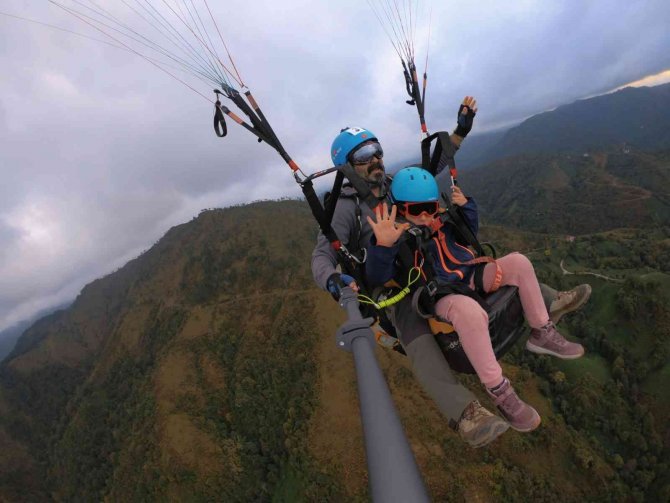 7 Yaşında Yamaç Paraşütü İle Uçuş Heyecanı Yaşadı