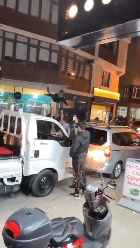 Asker Uğurlamasında Peş Peşe Ateşlediler