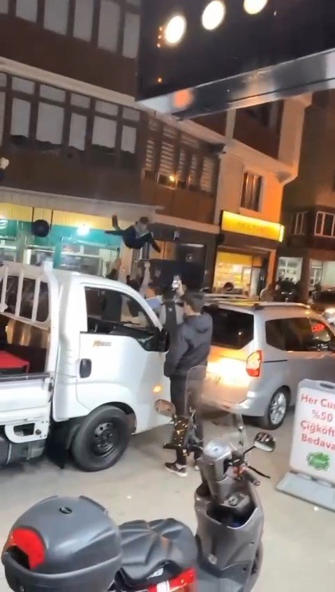 Asker Uğurlamasında Peş Peşe Ateşlediler